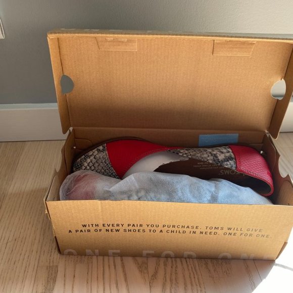 TOMS Jutti Red Multi Snake Flats Size US 7- Brand New - Picture 3 of 4